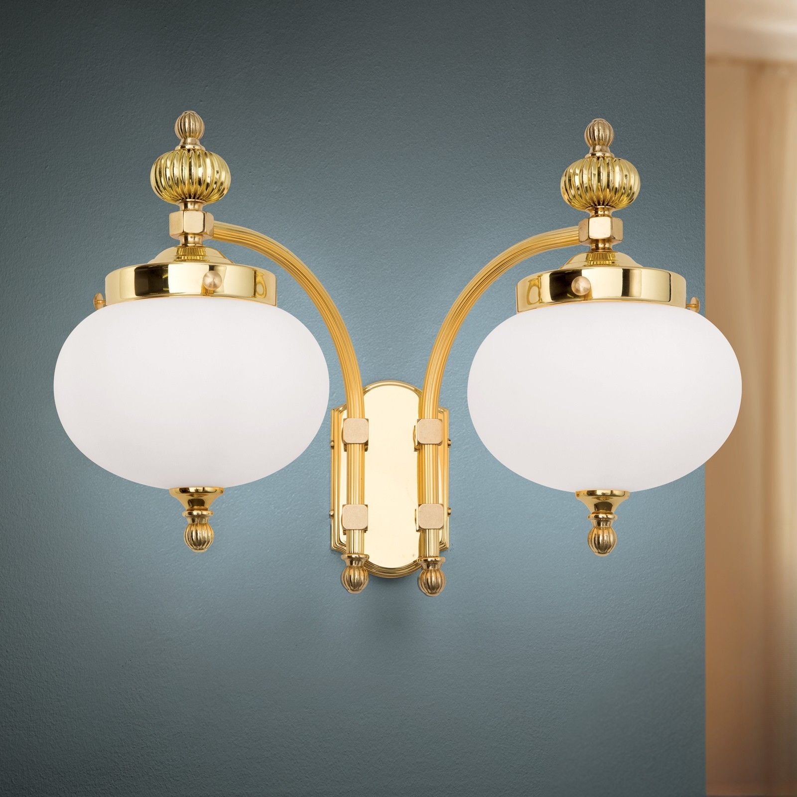 Wandleuchte WIENER NOSTALGIE, 2-flammig, Messing-glänzend, mit opal mattem Glas, abwärts