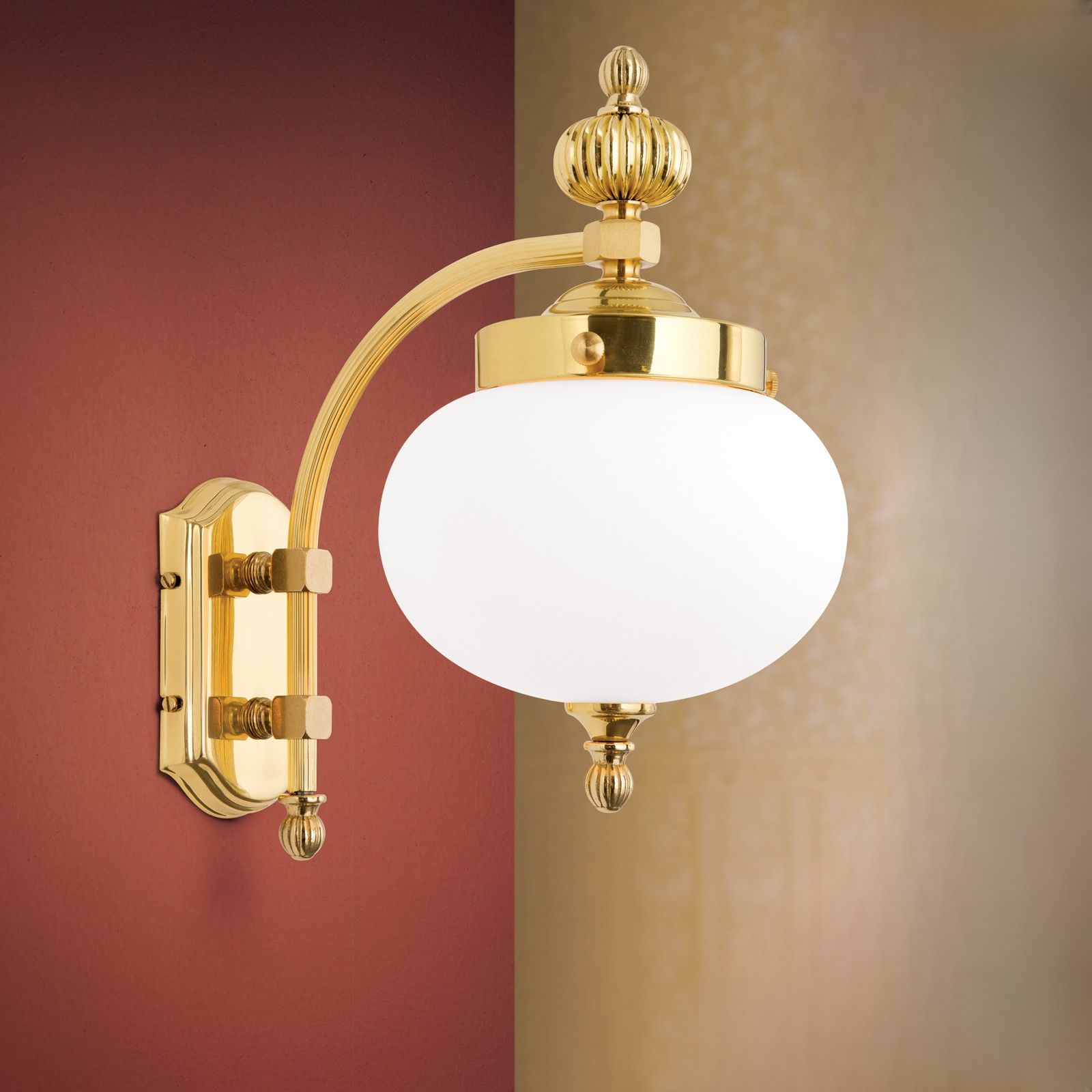 Wandleuchte WIENER NOSTALGIE, 1-flammig, Messing-glänzend, mit opal mattem Glas, abwärts