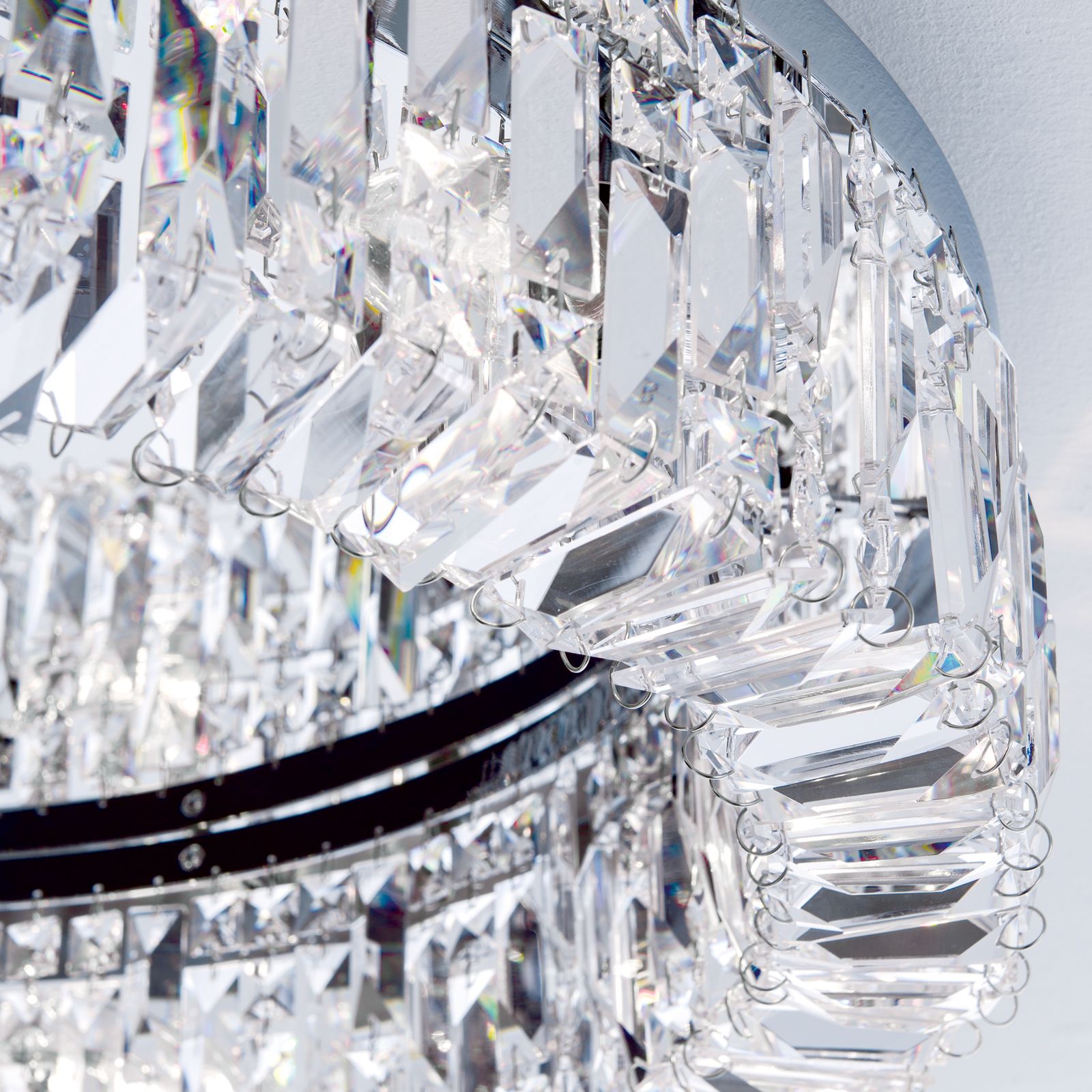 THE FASCINATION OF GLITTER: A LOOK INTO THE WORLD OF CRYSTAL LAMPS AND CHANDELIERS Kristallleuchten