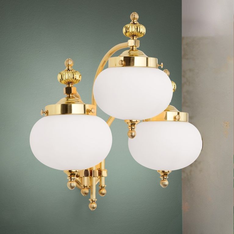 Nnástěnné svítidlo WIENER NOSTALGIE, 3 žárovky, lesklá mosaz, s opálově matným sklem, dolů