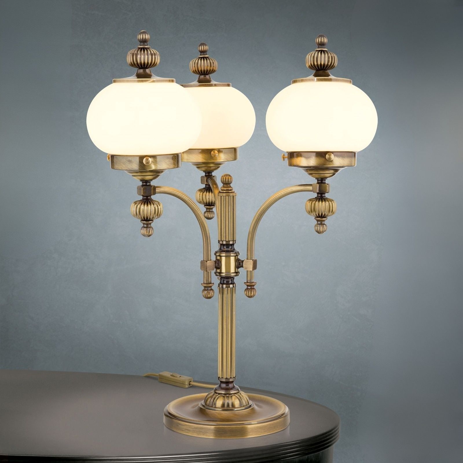 Stolní lampa WIENER NOSTALGIEE, 3-žárovka, patina, s matnými skleničkami na šampaňské