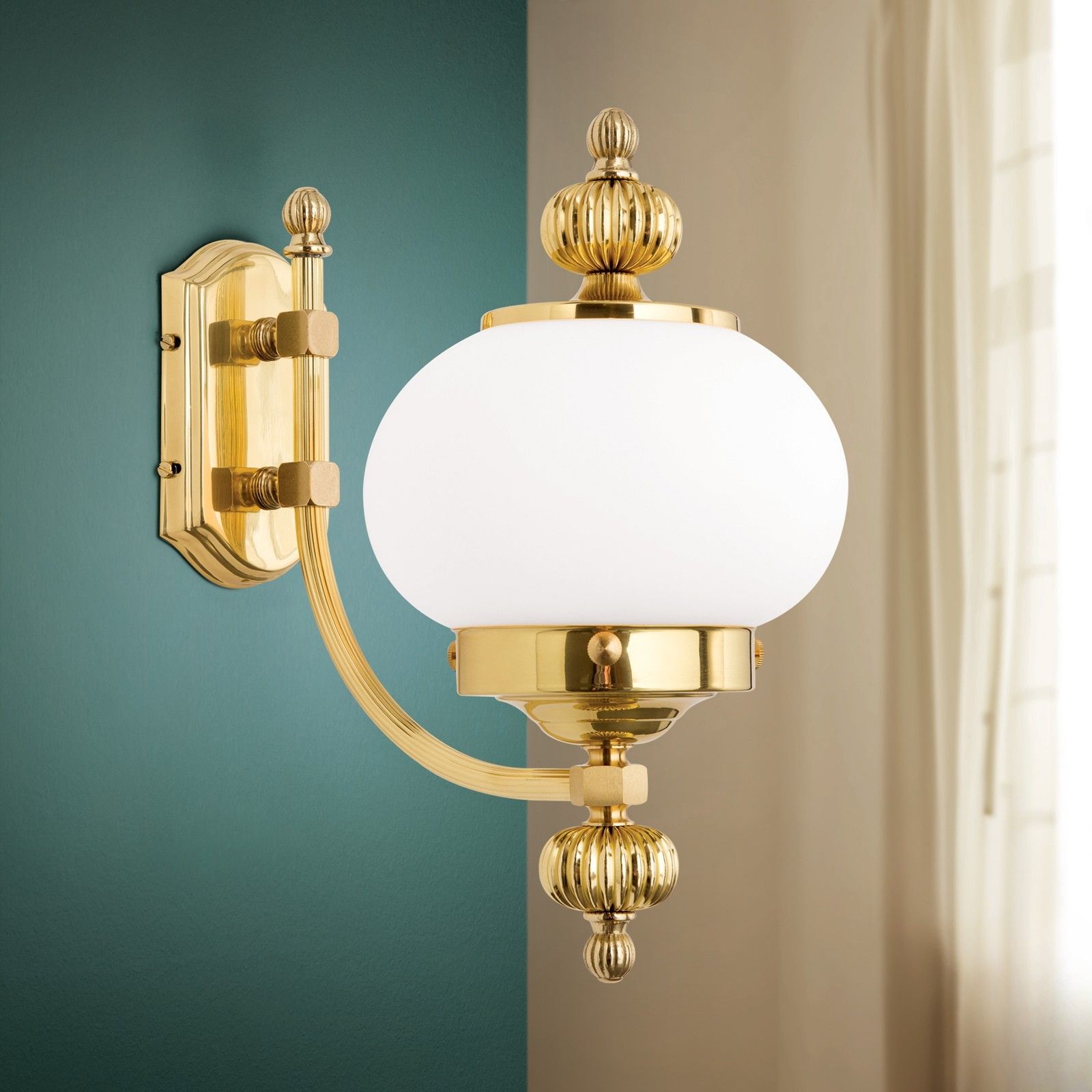 Wandleuchte WIENER NOSTALGIE, 1-flammig, Messing-glänzend, mit opal mattem Glas, aufwärts