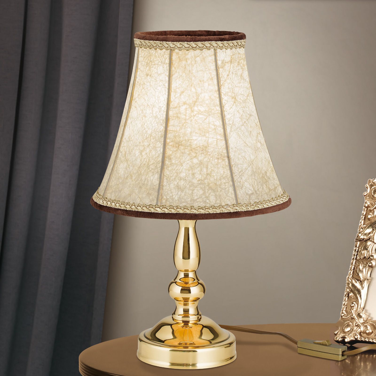 Flemish style table lamp with shade, Shiny Brass finish, D20cm