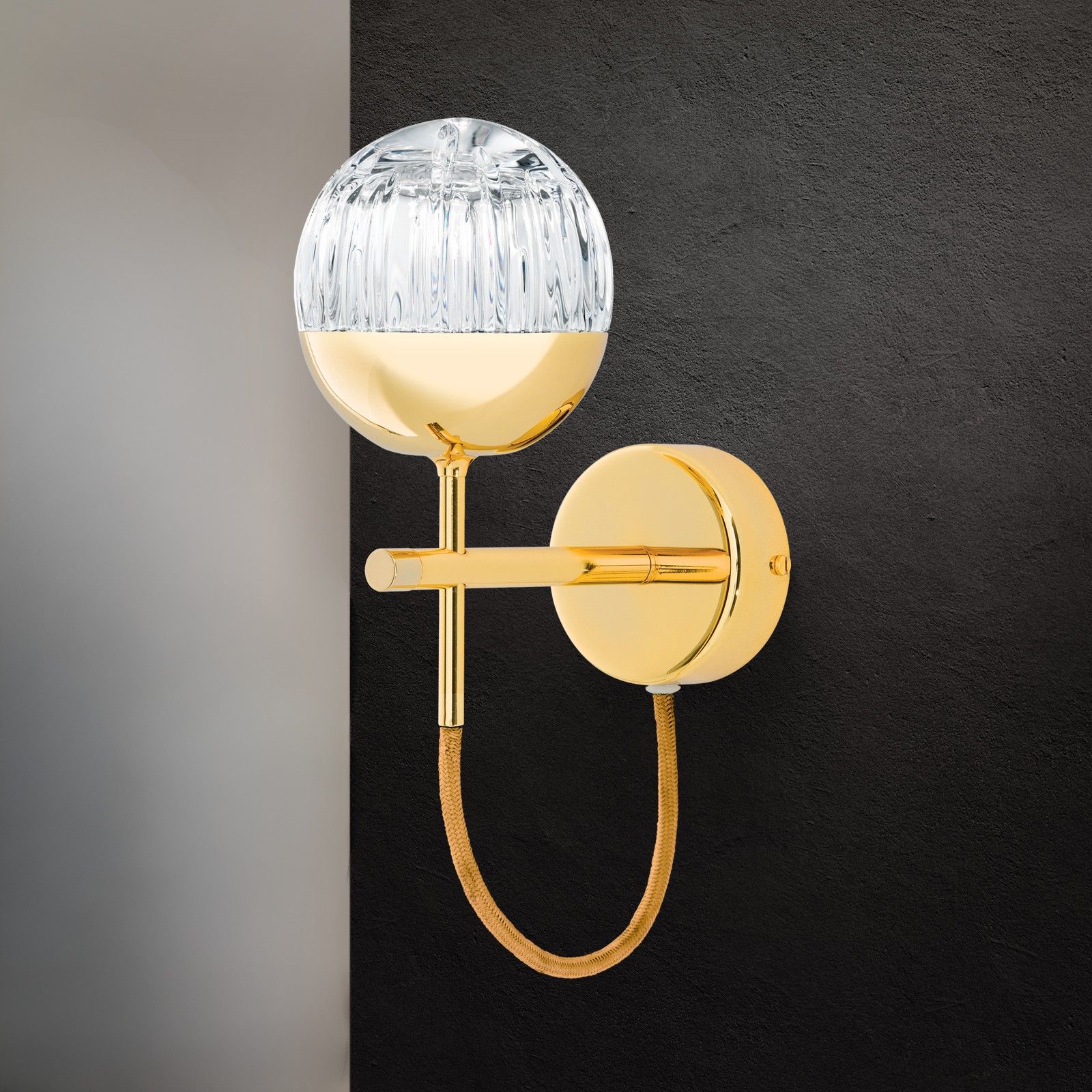 Wandleuchte BALL, gold, mit goldenem Dekorkabel und klarem Kristallglas in Linienschliff