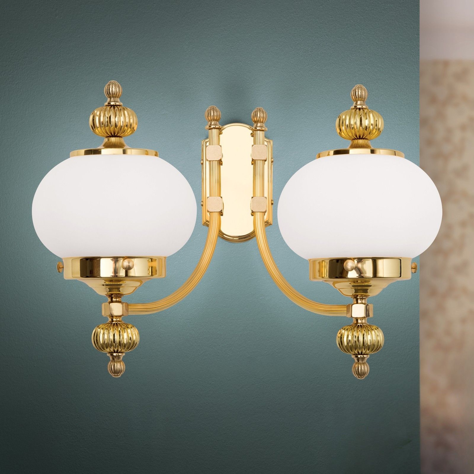 Wandleuchte WIENER NOSTALGIE, 2-flammig, Messing-glänzend, mit opal mattem Glas, aufwärts