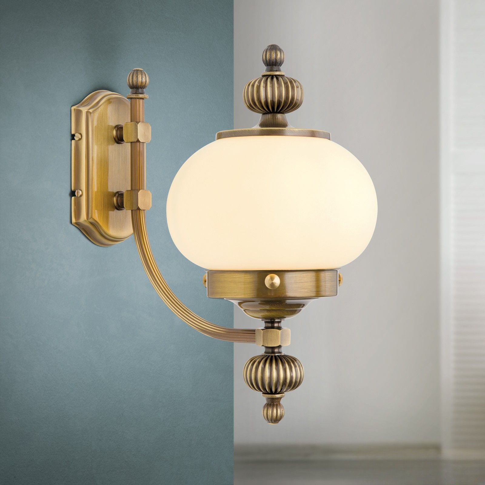 Wandleuchte WIENER NOSTALGIE, 1-flammig, patina, mit champagne mattem Glas, aufwärts