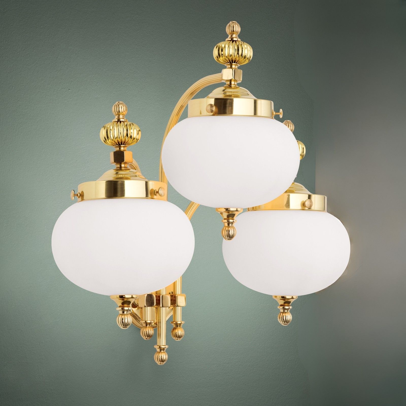 Wandleuchte WIENER NOSTALGIE, 3-flammig, Messing-glänzend, mit opal mattem Glas, abwärts