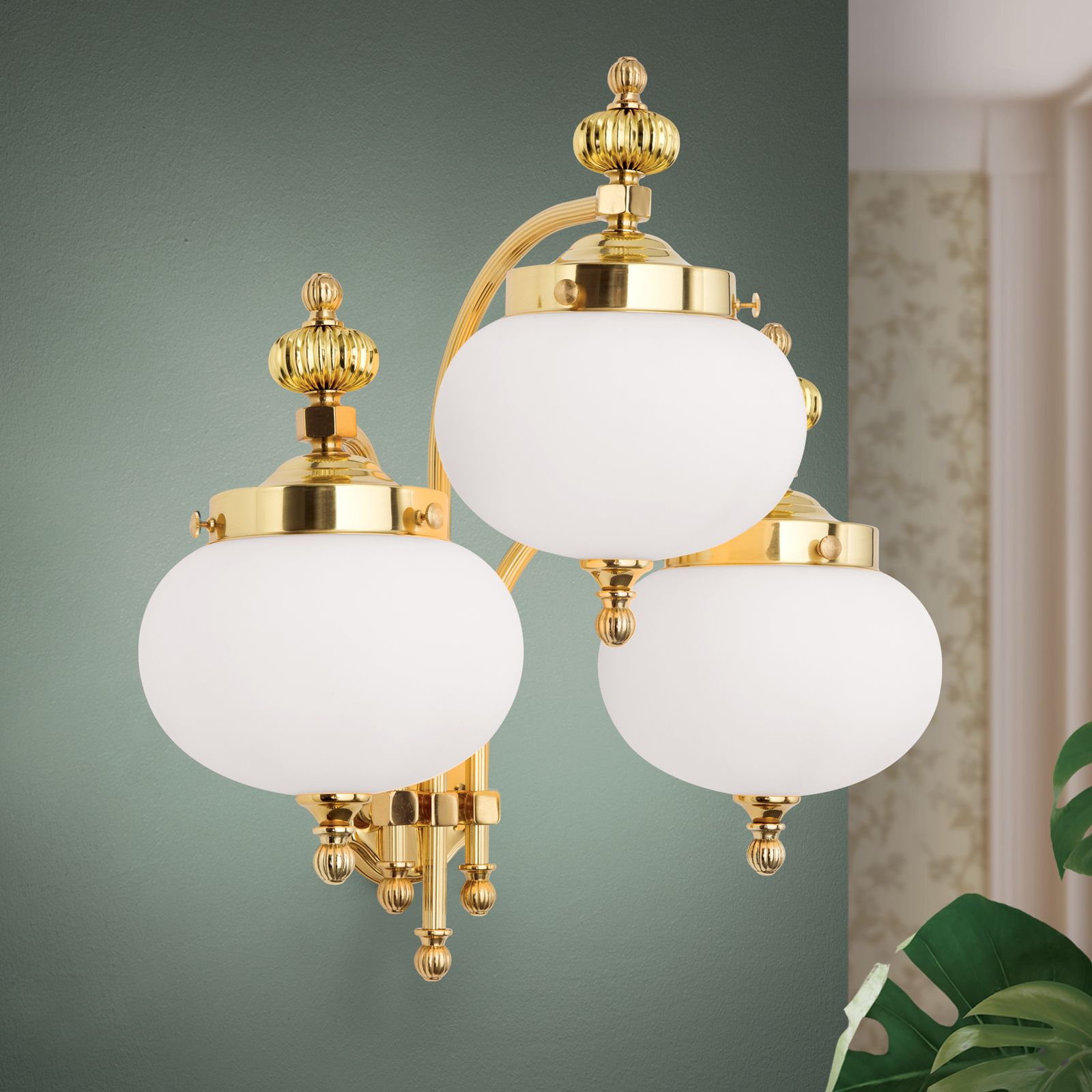 Wandleuchte WIENER NOSTALGIE, 3-flammig, Messing-glänzend, mit opal mattem Glas, abwärts