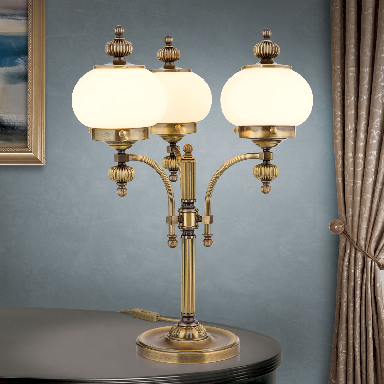 Tischlampe WIENER NOSTALGIE, 3-flammig, patina, mit champagne matten Gläsern