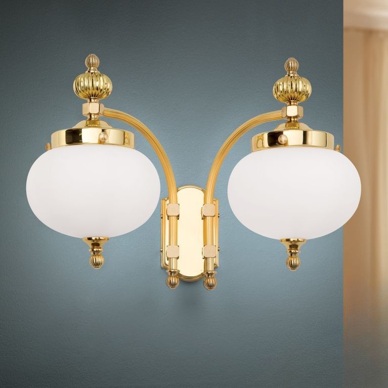 Wandleuchte WIENER NOSTALGIE, 2-flammig, Messing-glänzend, mit opal mattem Glas, abwärts