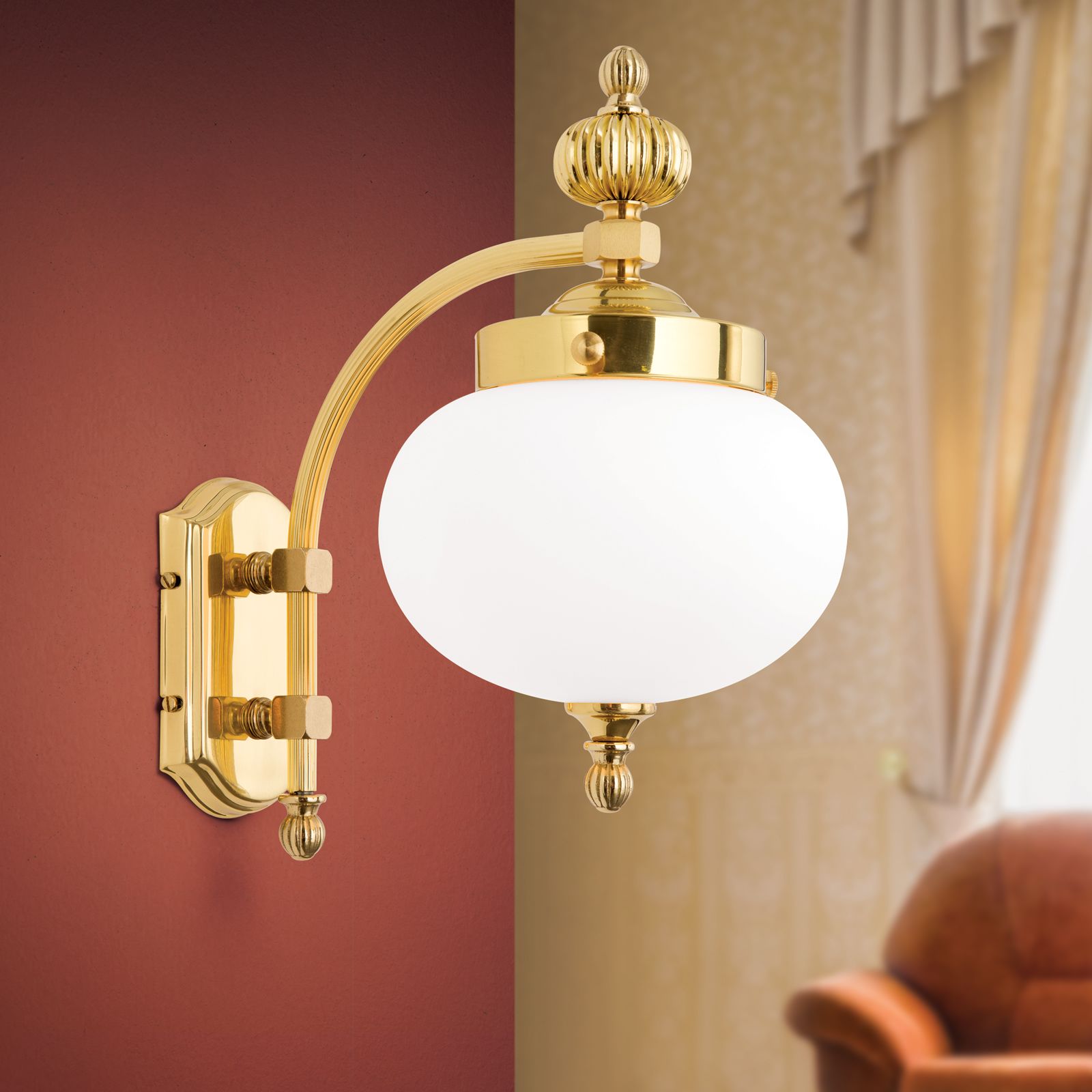 Wandleuchte WIENER NOSTALGIE, 1-flammig, Messing-glänzend, mit opal mattem Glas, abwärts